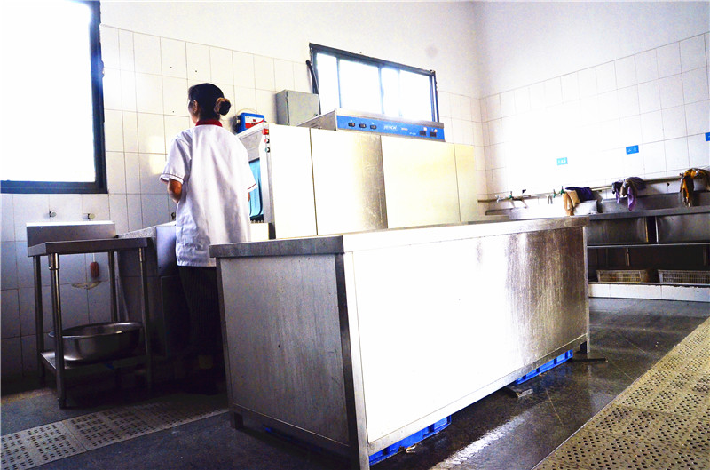 西华大学学校食堂草莓污视频免费下载设备现场图片