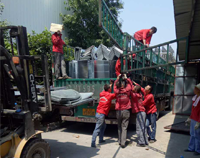 37°高温下，草莓视频下载APP草莓污视频免费下载设备公司的员工仍然在坚持工作