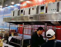   草莓视频下载APP2019年上海国际酒店用品展开展，引来不少游客围观